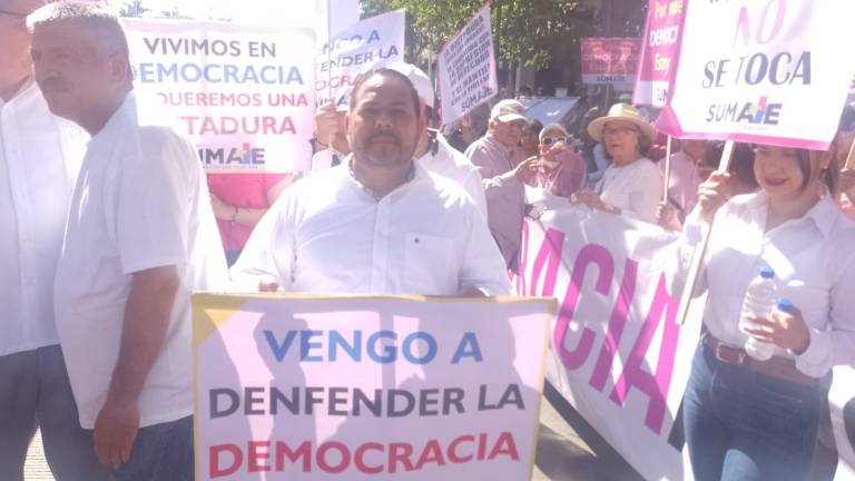 Óner Lazcano López, líder del PRD Sinaloa, participa en la manifestación.