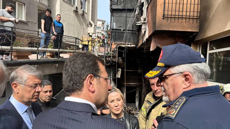 Autoridades de Turquía llegaron al sitio del incendio.