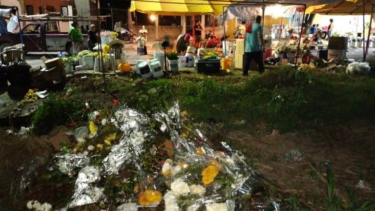 Comerciantes de Rosario se ven obligados a tirar flores por competencia desleal
