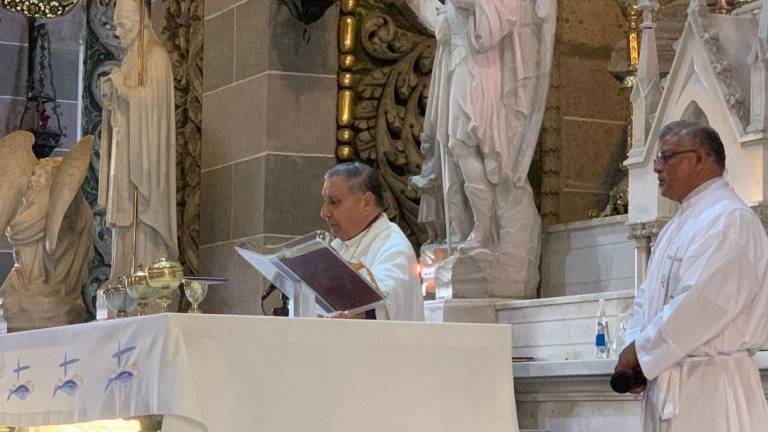 El Obispo Mario Espinosa y el vicario Jaime Aguilar oran para que los resultados de las elecciones traigan una nación basada en la justicia y solidaridad.