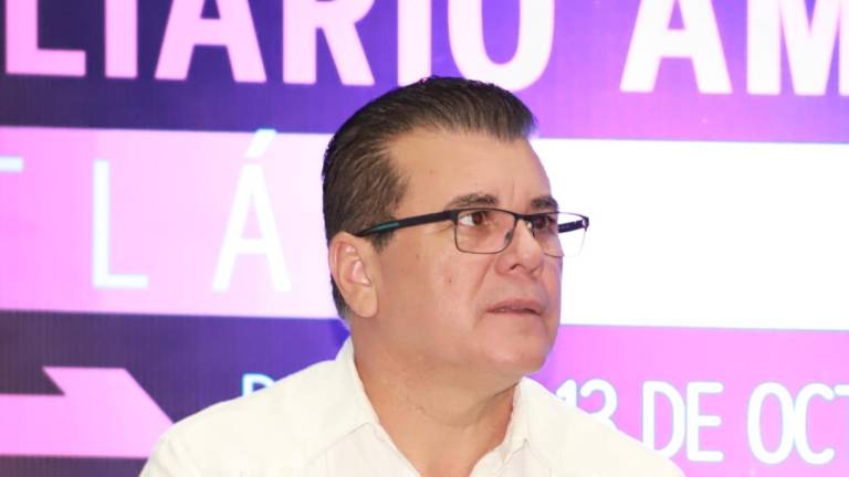 El Alcalde de Mazatlán informó sobre el préstamo para comprar patrullas y camiones recolectores de basura.