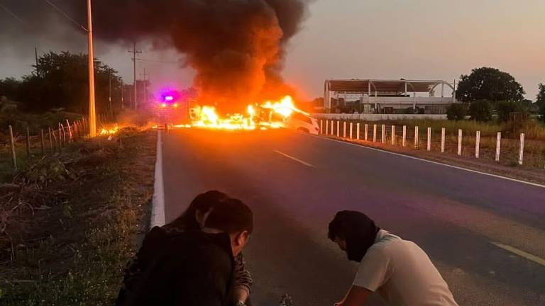 Dos camionetas se impactaron y se incendiaron en la carretera Escuinapa-Teacapán, entre Palmito del Verde y Cristo Rey, la tarde del sábado.
