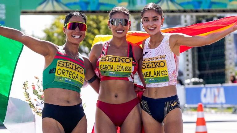Alejandra Ortega (izq.) sube al podio.