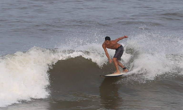 Enfrentar las olas que provoca un huracán como Olaf en Mazatlán requiere de experiencia, como la de ‘Becko’ Quintero
