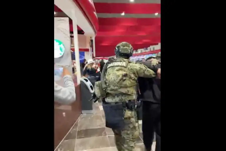 Simulan ataque armado con toma de rehenes en Aeropuerto de Toluca