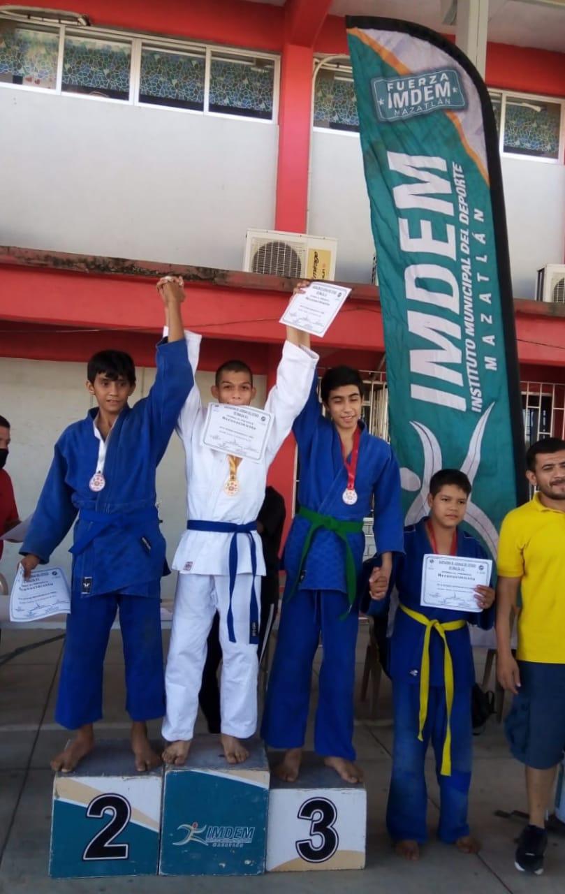 $!Mazatlecos brillan en Preparatorio Estatal de Judo