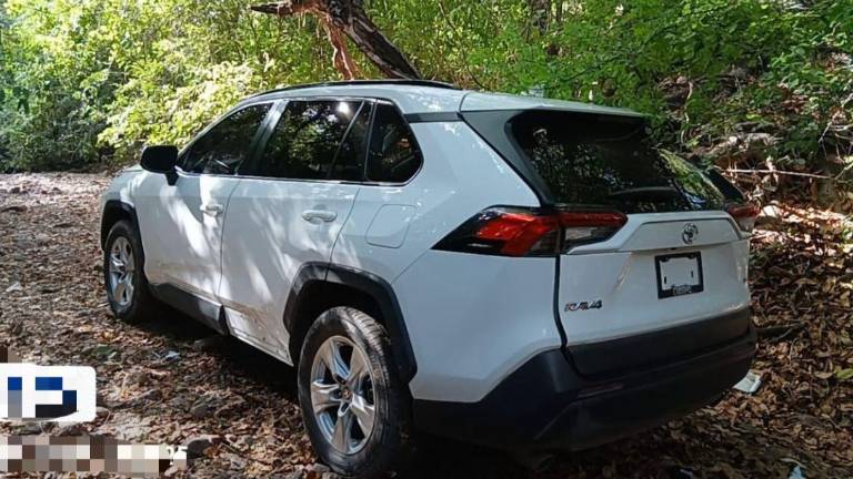 Elementos de la Marina aseguraron vehículos robados, municiones y equipo táctico durante operativo en El Tule, Culiacán.