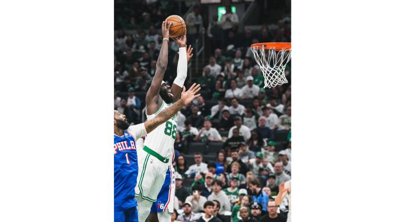 Boston arrasa 123-91 a Philadelphia y toma ventaja en playoffs.