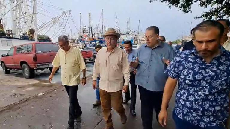Miller Alexander Longoria junto al Comisionado Nacional de Pesca Rigoberto Salgado Vázquez, recorrieron el Parque Bonfil este martes.