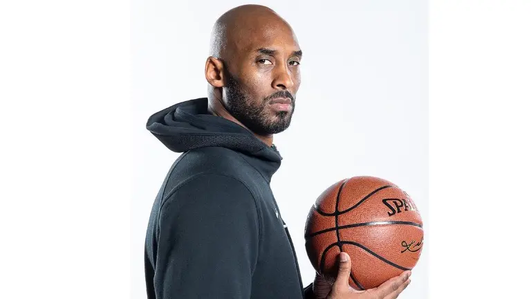 Subastarán por una cantidad millonaria los icónicos zapatos de Kobe Bryant.