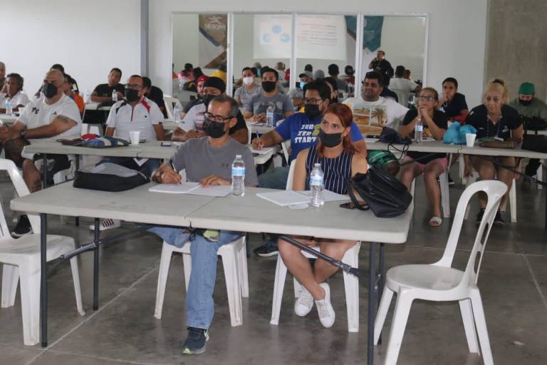 Entrenadores de Mazatlán potencian su desarrollo humano y profesional con curso