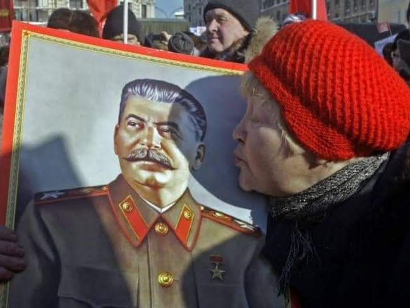 $!Comunistas rusos rinden tributo a Joseph Stalin en el 68 aniversario de su muerte