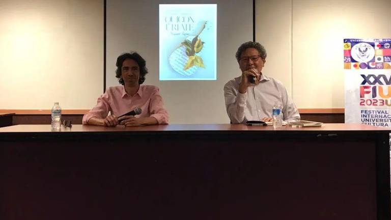 Miguel Tapia y Élmer Mendoza durante la presentación del libro.