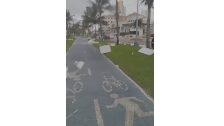 Fragmentos de poliestireno provenientes de construcciones fueron arrastrados por el viento en distintas avenidas de Mazatlán.