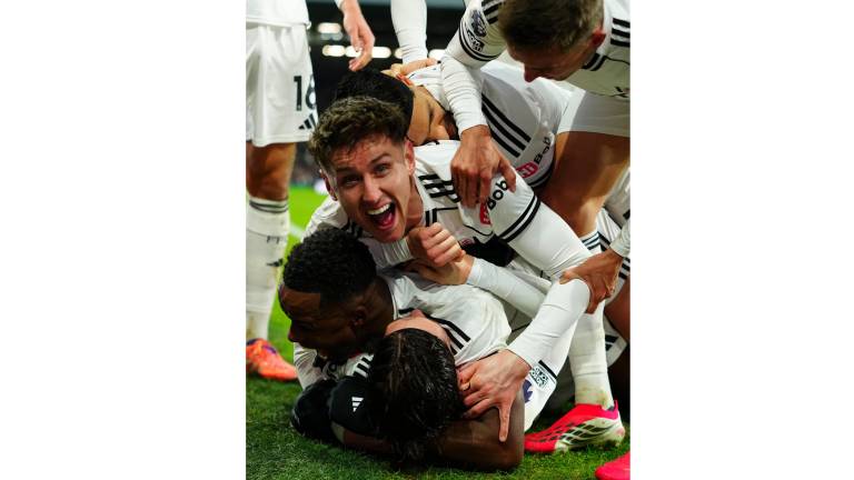 Fulham celebra su anotación al minuto 92.
