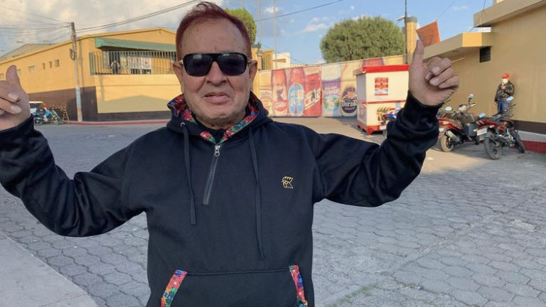 El manager de Sammy Pérez, Érick de Paz comparte en redes sociales que el comediante fue intubado tras complicaciones por Covid-19.