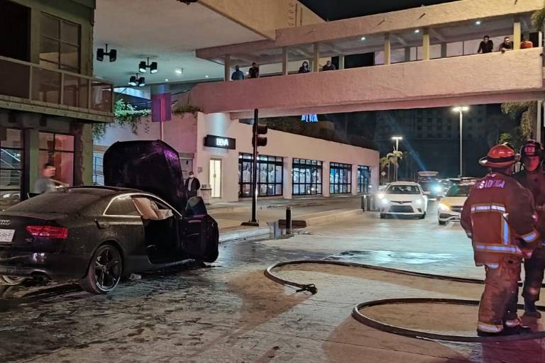 Un auto termina incendiado en Mazatlán tras cruzar el paso peatonal elevado de la zona turística