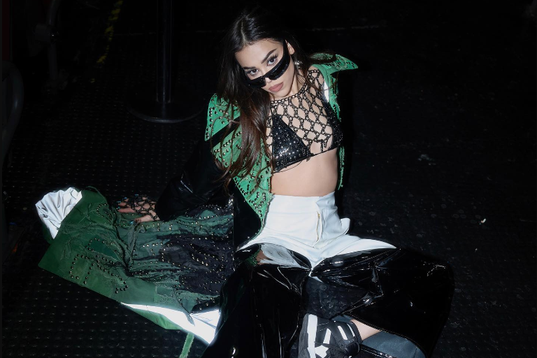 Besa Danna Paola a bailarina durante su concierto