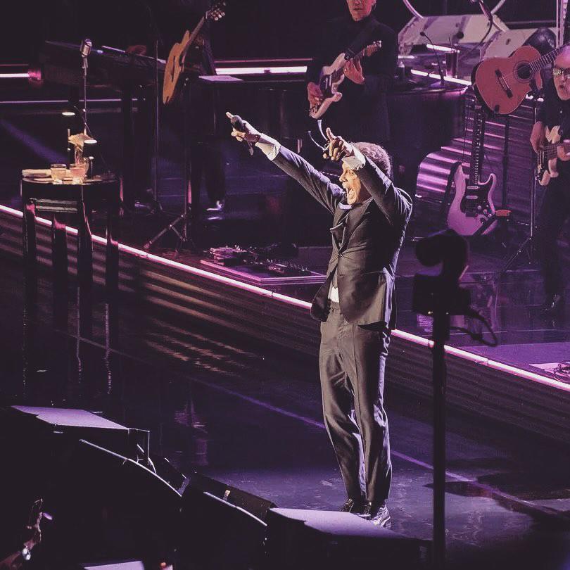 $!El Sol disfrutó de ver al público coreando sus canciones.