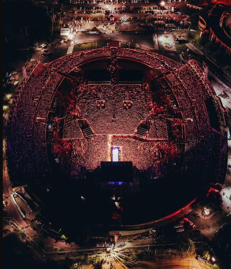 $!Miles de personas acuden a su concierto.