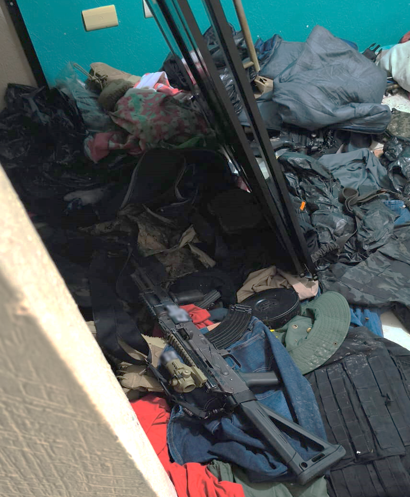 $!Incautan arsenal y vehículos en casa vinculada a agresión a policía estatal