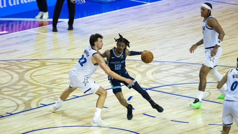 Ja Morant encestó 24 puntos.