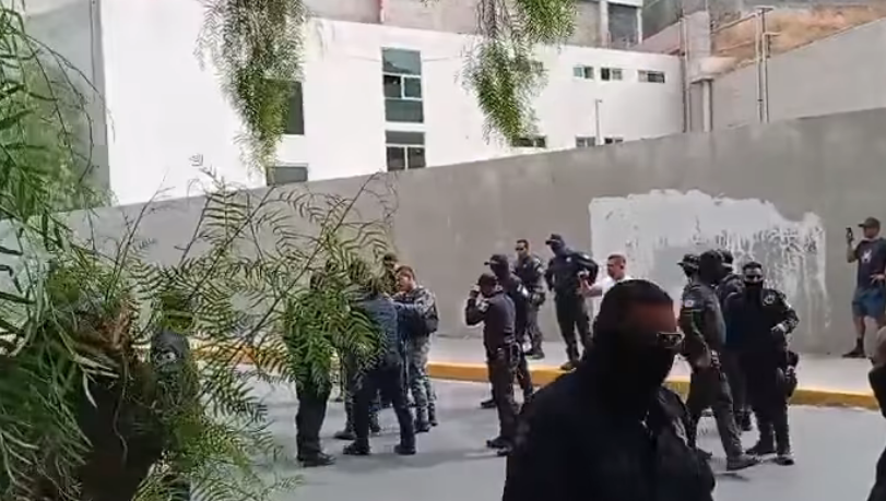 $!Policía desaloja con violencia a productores de frijol en Zacatecas que protestaban en acceso a concierto por el Día de las Madres