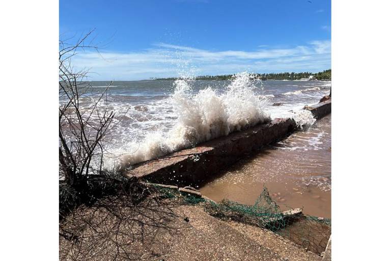 El oleaje fuerte también ha afectado Teacapán y ha ocasionado daños en viviendas.