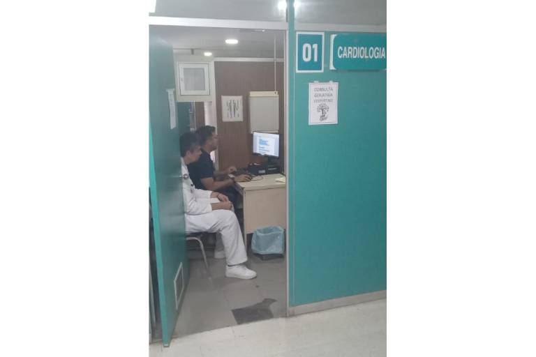 Consultas en el Hospital General del IMSS en Mazatlán las realizan con las puertas abiertas debido a la falla en aires acondicionados.