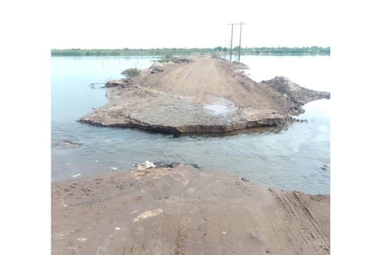 El incremento en la marea afectó el camino hacia el campo pesquero de Yameto.
