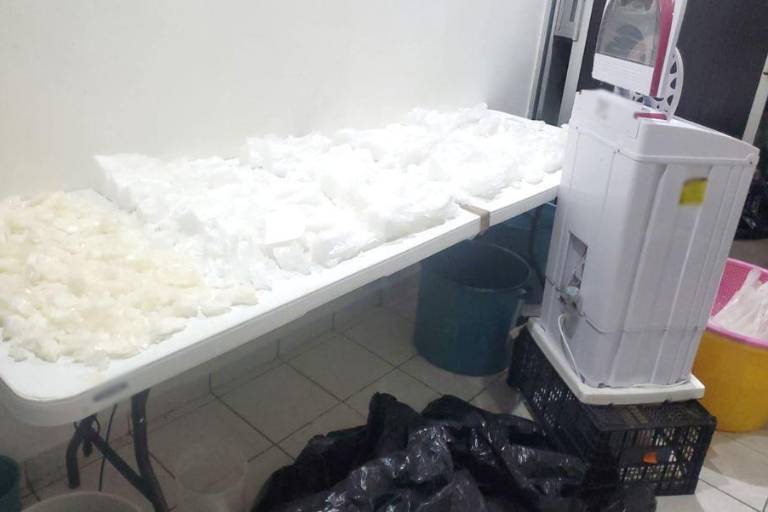Aseguran metanfetamina y precursores químicos tras cateos federales en Culiacán