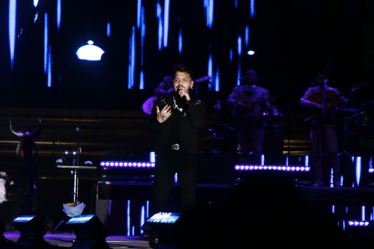 Cantan y bailan sinaloenses junto a Christian Nodal en su concierto en Culiacán