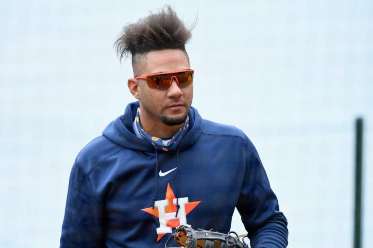 Yuli Gurriel, de los Astros, es inhabilitado por rigidez en el cuello
