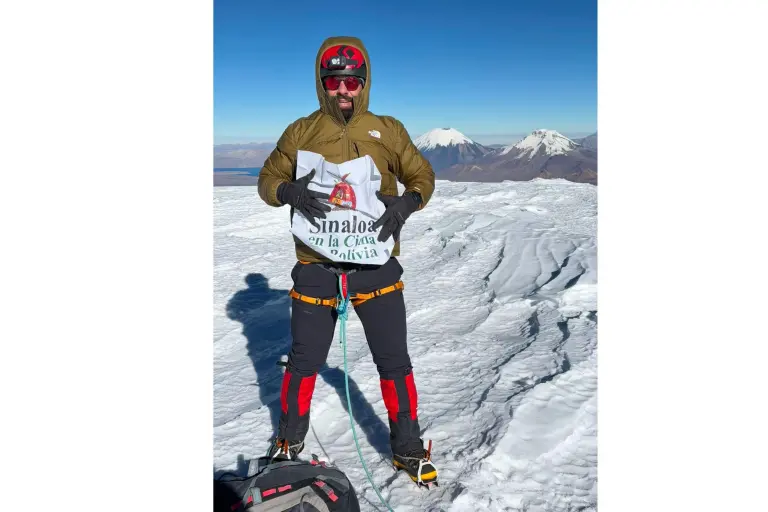 El estudiante de Conalep, David Monárrez, logra conquistar la montaña más alta de Bolivia.