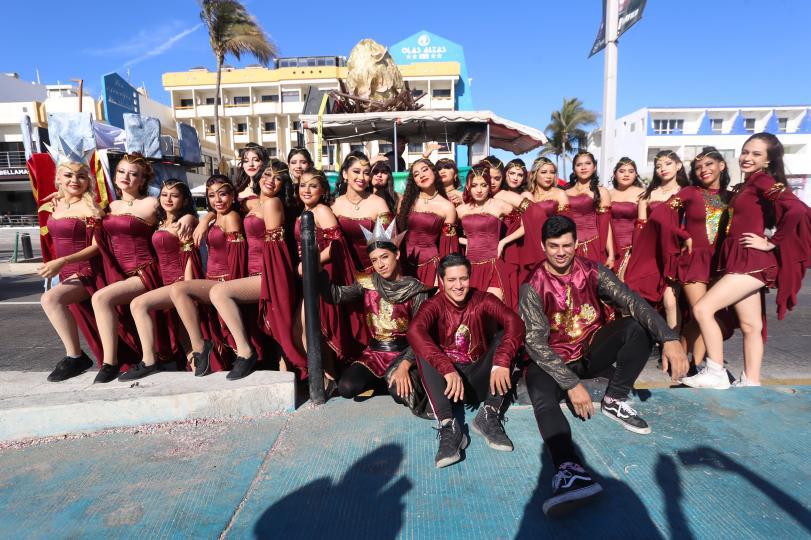 $!La comparsa Aires del Medievo alegró el recorrido con su alegría.