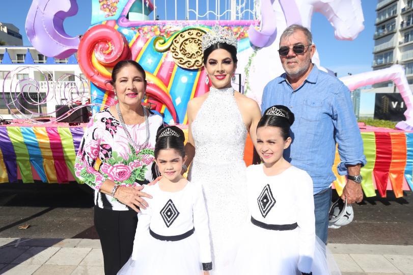 $!Alma Loaiza Ayón, Reina de los Juegos Florales de 1998, entre sus padres, Alma Ayón de Loaiza y Pedro Loaiza, y sus hijas María Irene y Marla Hidalgo Loaiza.