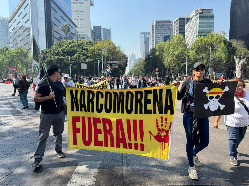 $!Policías frenan marcha de la Generación Z antes de llegar al Zócalo; ‘¡déjennos pasar!’, exigen manifestantes