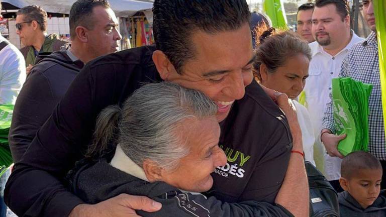 Realiza Chuy Valdés recorrido por tianguis Los Huizaches continuando su campaña electoral