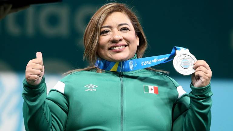 Amalia Pérez muestra su medalla de plata en los Juegos Parapanamericanos Santiago 2023.