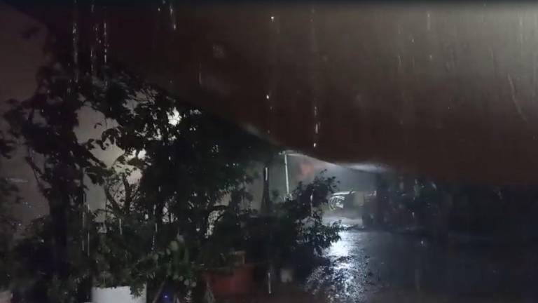 Escuinapa registra fuerte lluvia la noche de este jueves.