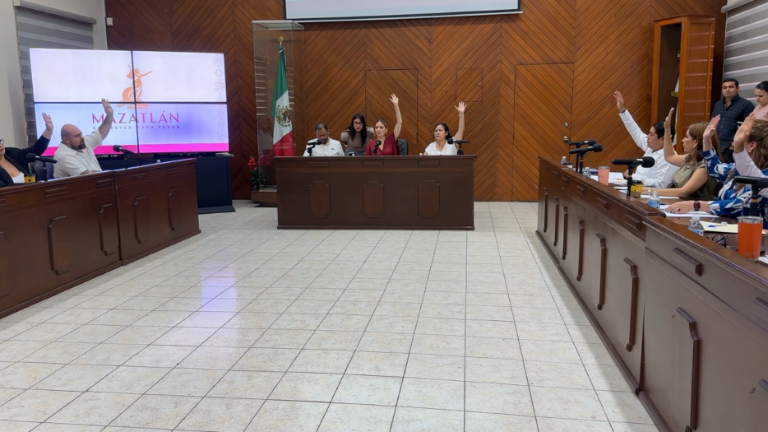 Sesión de Cabildo en Mazatlán en la que eligen a los maestros que serán homenajeados el 15 de mayo.