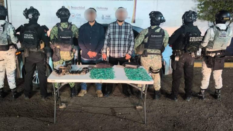 Los detenidos y el material bélico asegurado quedaron a disposición de las autoridades federales.