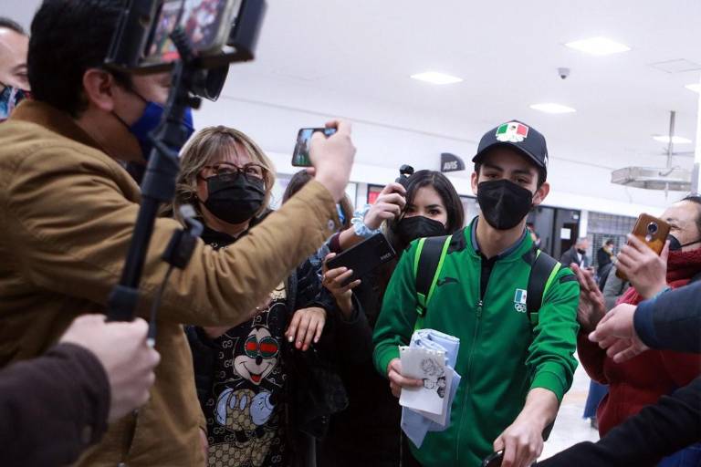 Donovan Carrillo regresa a México entre ovaciones y porras