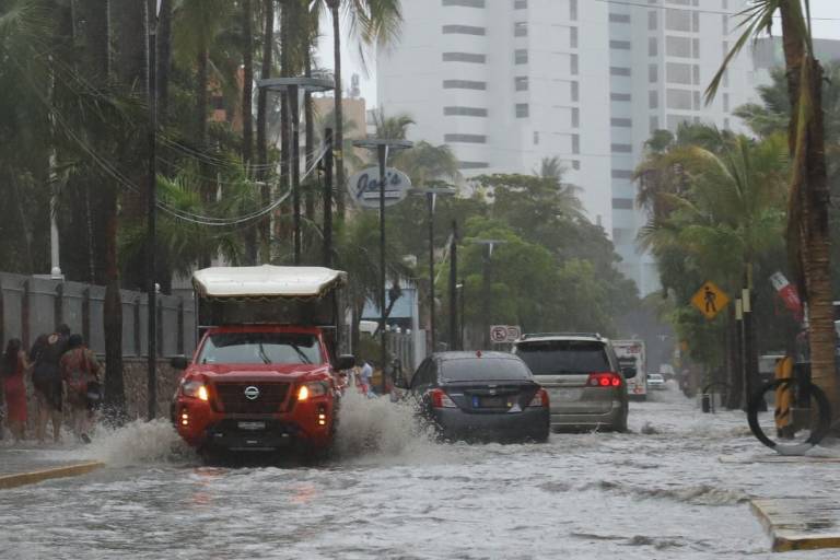 Fuertes inundaciones provocan caos vial y cierre de avenidas en Mazatlán