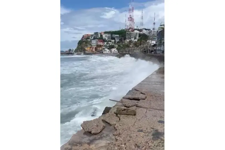 La zona costera de Mazatlán se ha visto afectada en los días recientes por marejadas y marea alta.