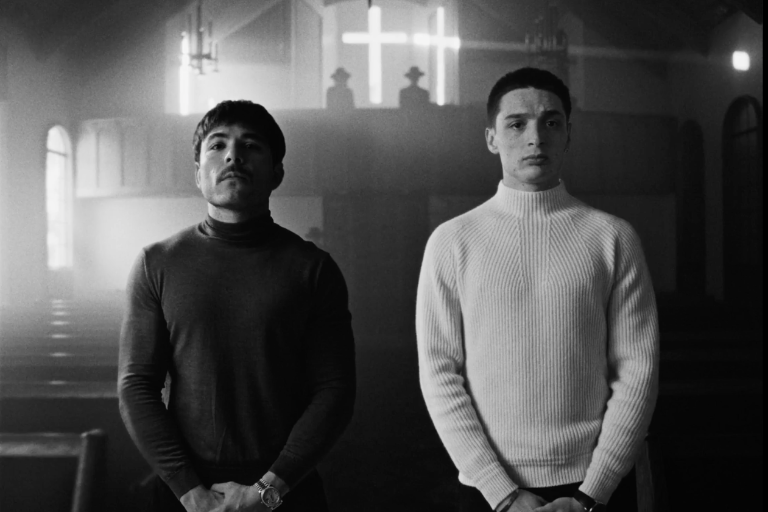 Tito Double P y Peso Pluma durante la filmación del tráiler en blanco y negro de “Dinastía”.