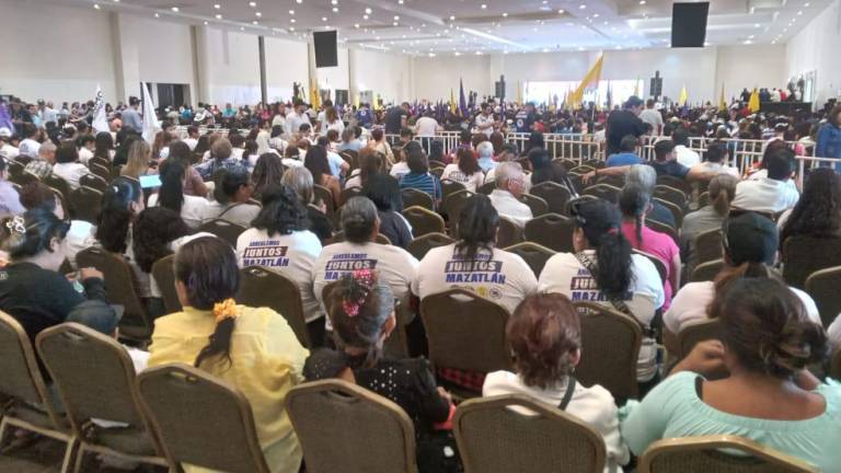 Esperan centenares de personas a Xóchitl Gálvez en su gira electoral por Mazatlán