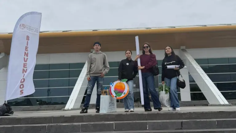 Jóvenes estudiantes de secundaria de Rosario participan en la Expociencia Nacional.