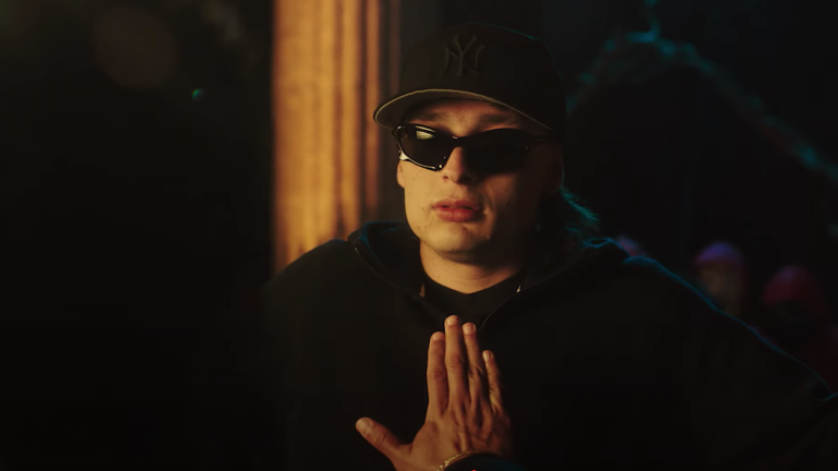 Peso Pluma debuta como actor en un promocional de Netflix.