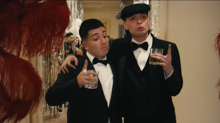 Peso Pluma y Eslabón Armado interpretan Ella baila sola.